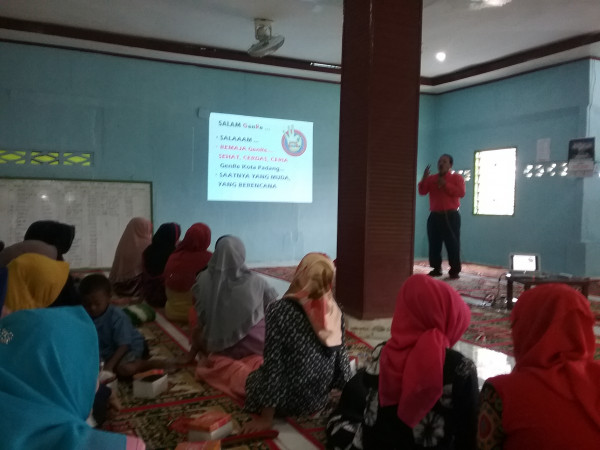 Pembina Program GenRe Kota Padang menyampaian materi 