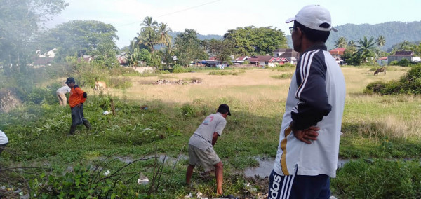 Terlihat dimana Ketua Ikut Berpartisipasi Dalam Gontong Royong di Wilayah Kampung KB Kampung Baru