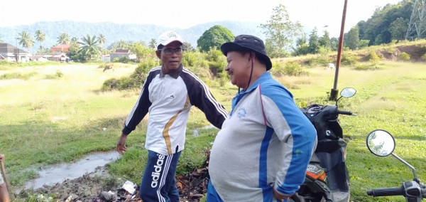 Perangkat Lurah  serta tokoh masyarakat Ikut dalam Gontong royong