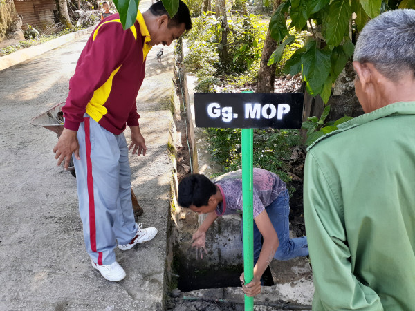 Bapak lurah Bungus Selatan Bapak Amrul ikut dalam goro bersama di kampung KB