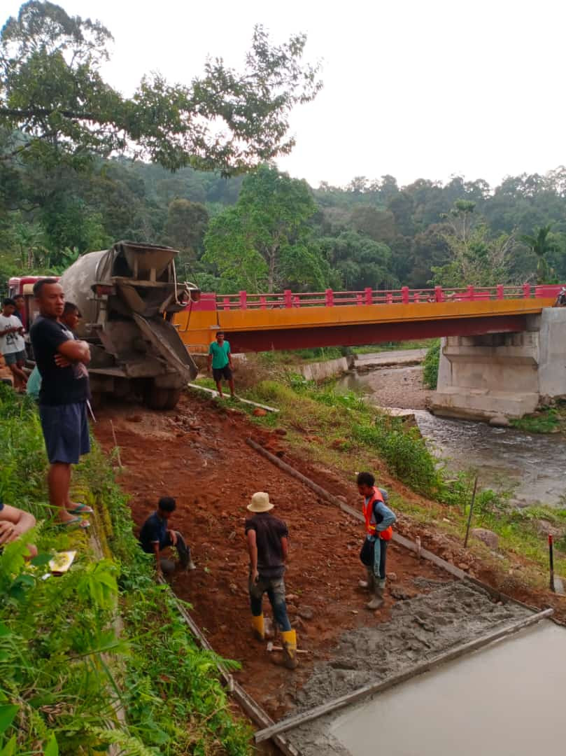 mobil  molen sedang mengecor