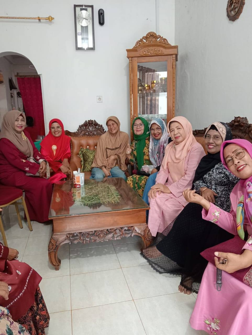 membezuk salah satu anggota bundo kanduang kelurahan surau gadang