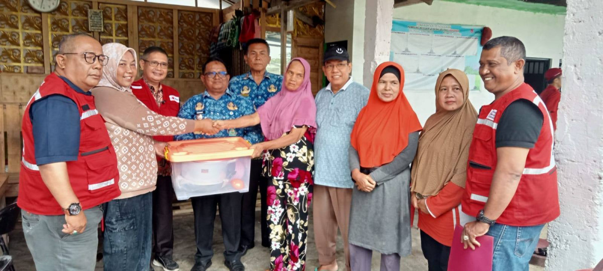 penyerahan bantuan dari PMI Kota kepada korban kebakaran
