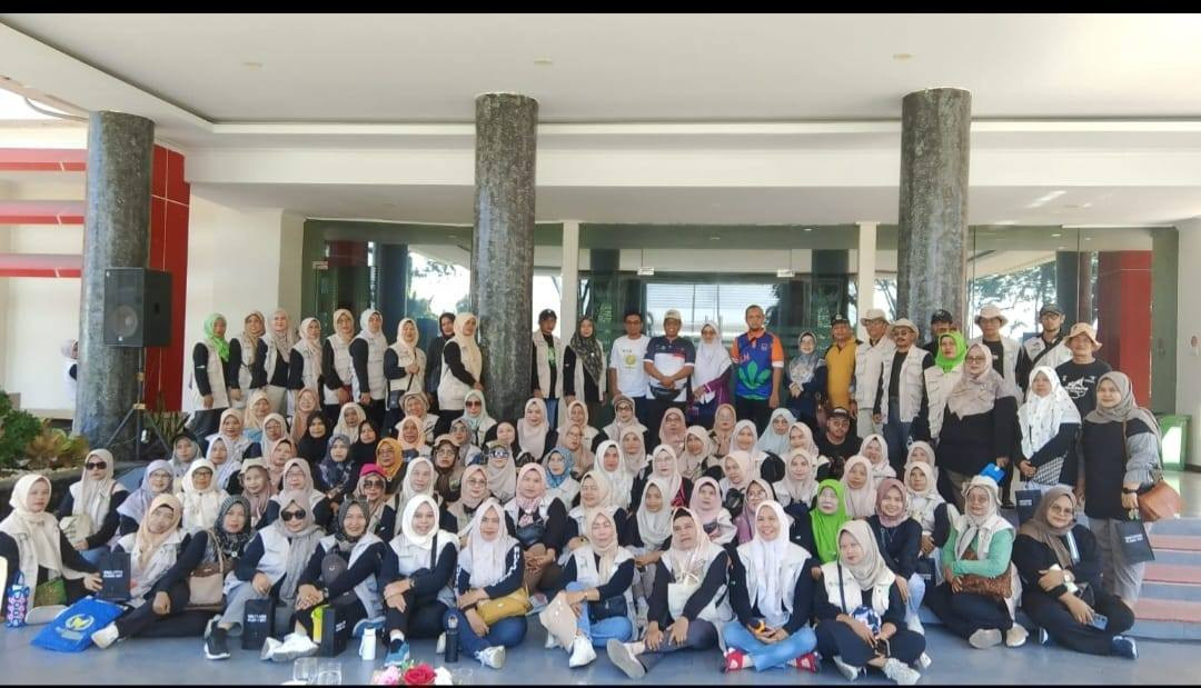 aksi edukasi dan kampanye pengurangan pemakaian sampah plastik bagi masyarakat dalam rangka memperingati hari lingkungan hidup sedunia