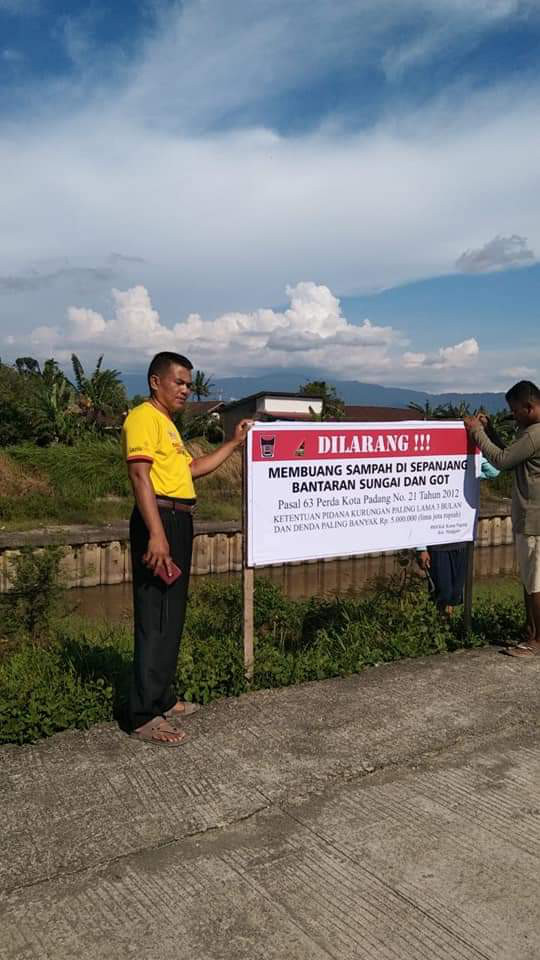 Pemasangan spanduk larangan buang sampah