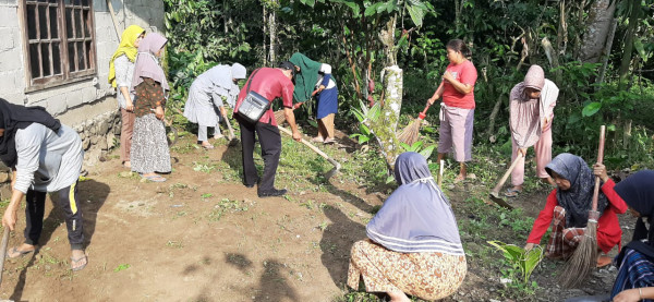 Gotong Royong di kampung KB