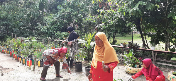 Gotong Royong di kampung KB