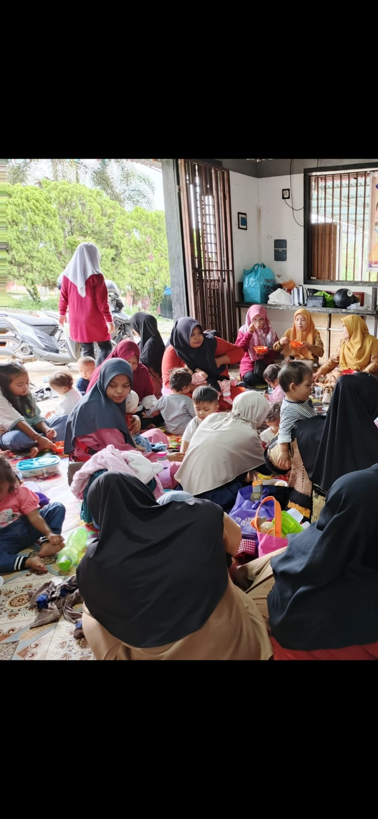 Kegiatan DASHAT dalam bentuk pemberian makanan tambahan kepada balita