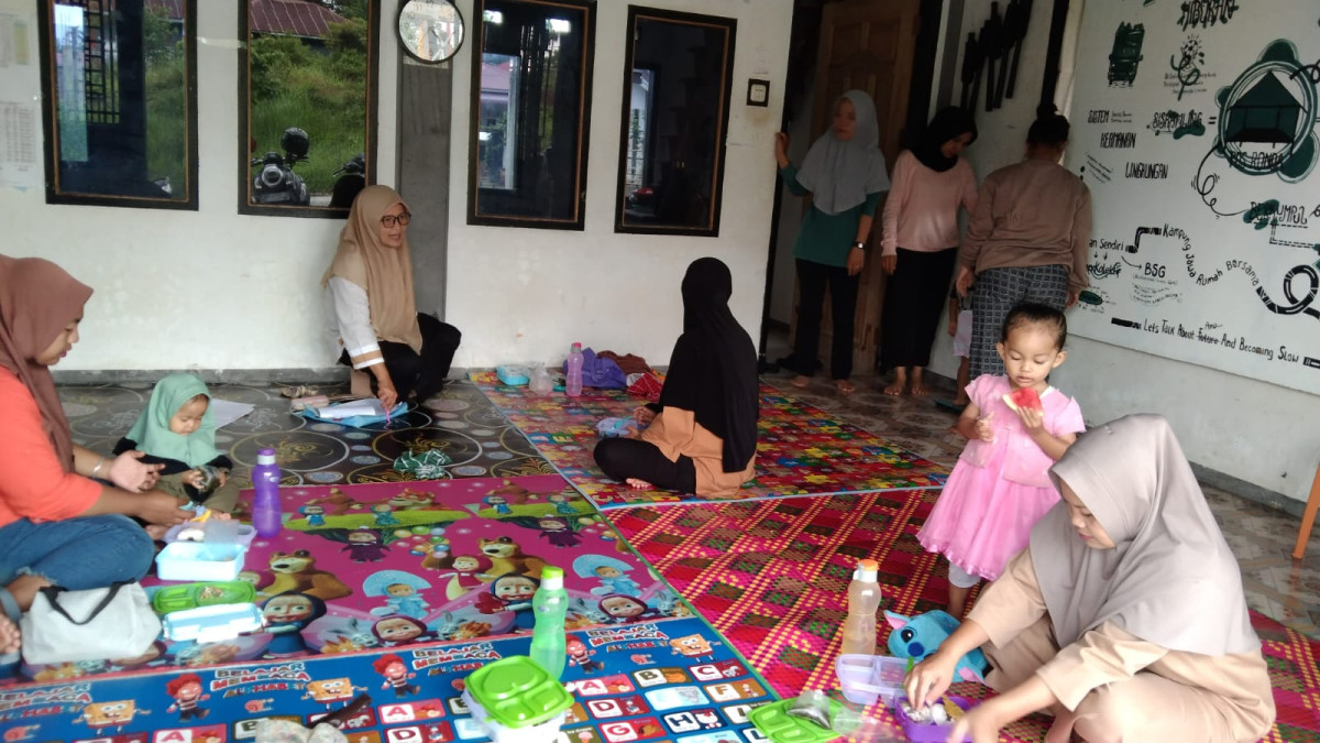 Kegiatan DASHAT dalam bentuk pemberian makanan tambahan kepada balita