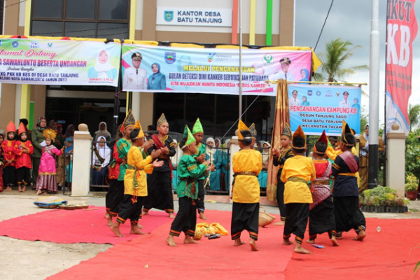 penampilan randai khas Minangkabau oleh siswa Sekolah Dasar pada saat pencanangan Kampung Kb