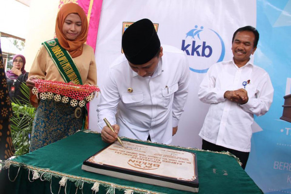 Walikota Padang Panjang menandatangani prasasti Kampung KB Kubu Gadang