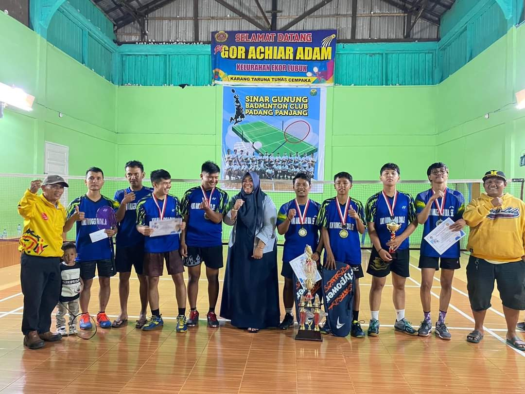 Turnament Badminton Tahun 2022 di GOR Achiar Adam Kelurahan Ekor Lubuk