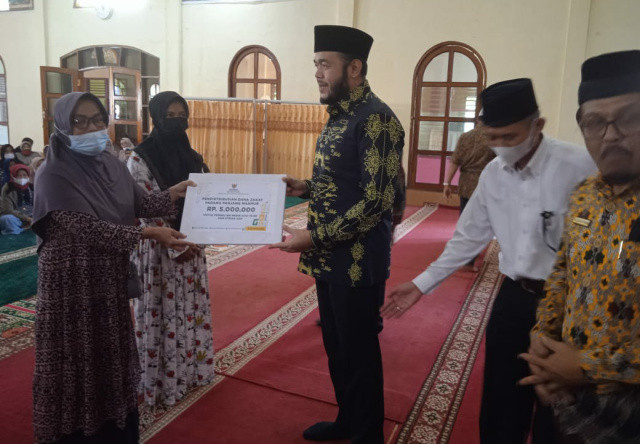 Penyerahan secara simbolis bantuan modal usaha dari BAZNAZ Kota Padang Panjang