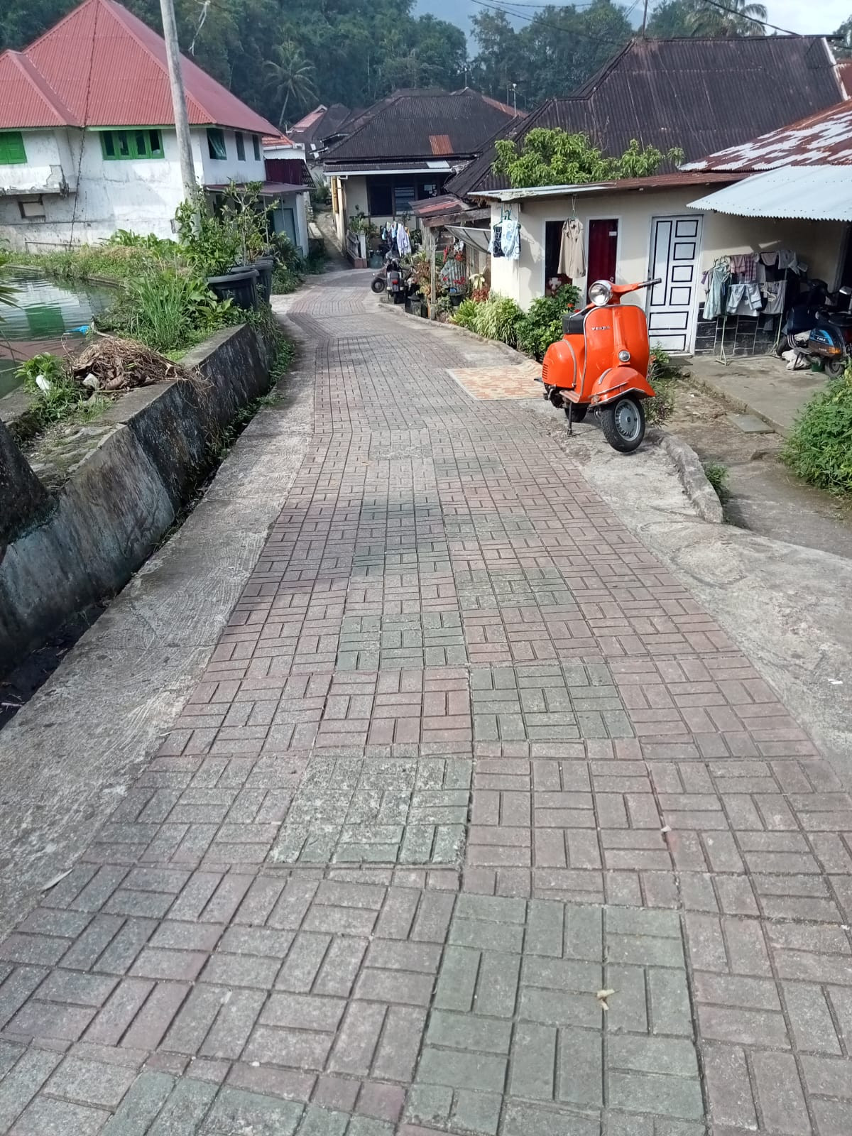 Jalan paving blok di area pemukiman RT 01 Kelurahan Ekor Lubuk