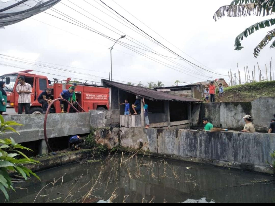 Penyemprotan MCK dibantu oleh Damkar Kota Padang Panjang