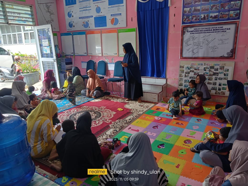 Edukasi penerapan nilai 8 fungsi keluarga bersama peserta kegiatan DASHAT