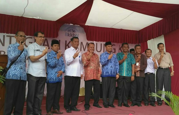 Foto bersama anggota DPR RI (tengah) bersama walikota Padang Panjang dan pejabat lainnya