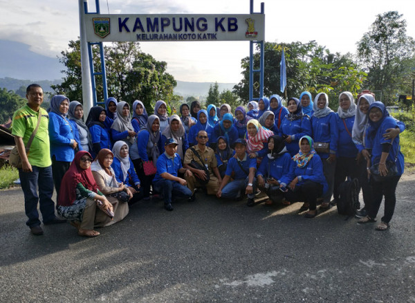 Rombongan dari Dharmasraya foto bersama di Gerbang Kampung KB Koto Katik