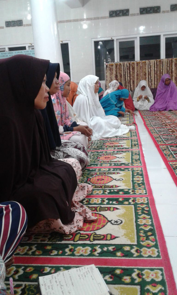 Jamaah sedang mengikuti rapat pemilihan Remaja Masjid
