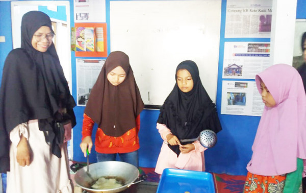 Remaja Putri Ikuti Cooking Class di TBM