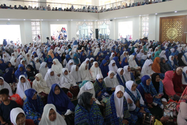 Ribuan Anggota BKMT Wisata Dakwah ke Islamic Center