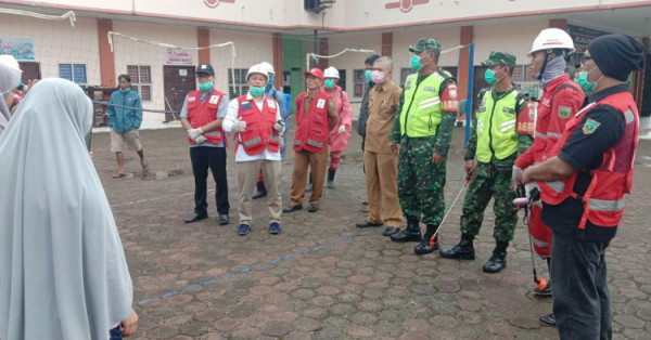 PMI dan TNI Semprot Fasum di Koto Katik