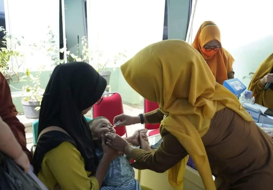 Pemberian imunisasi polio kepada Balita yang hadir