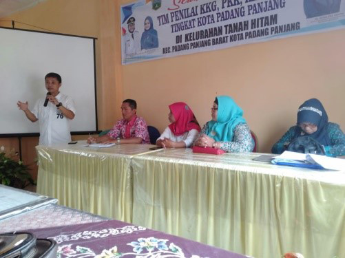 Ketua Kampung KB Lembuti memaparkan rencana - rencana kegiatan sosial di Kampung KB