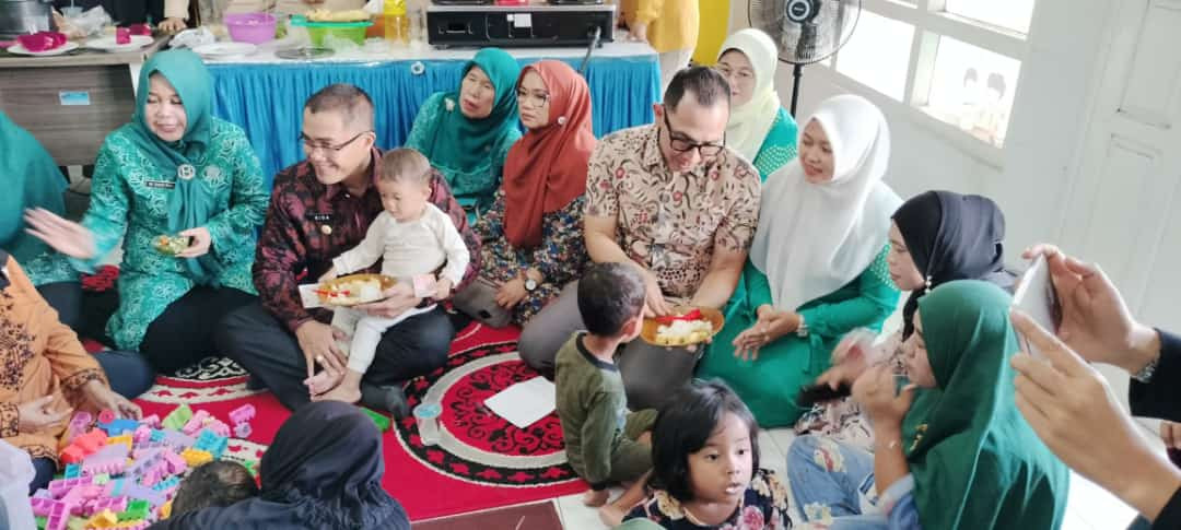 pendampingan langsung dalam konsumsi makanan sampai habis kepada anak stunted dan beresiko oleh bpk PJ.Walikota dan Pak lurah