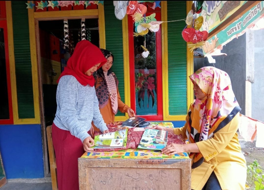 Antusias Warga Memanfaatkan Perpustakaan Keliling Desa