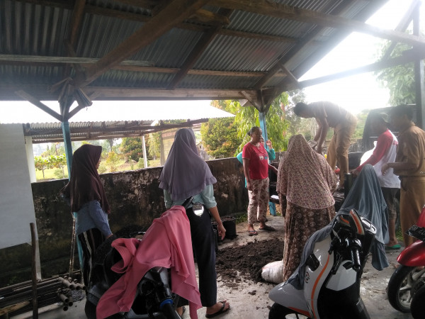 Gotong royong ibu pkk