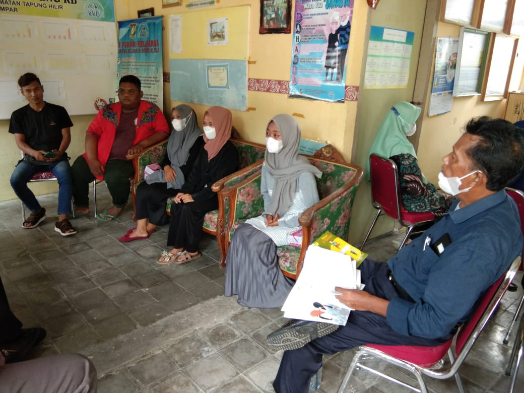 Catin mendengarkan materi dari nara sumber