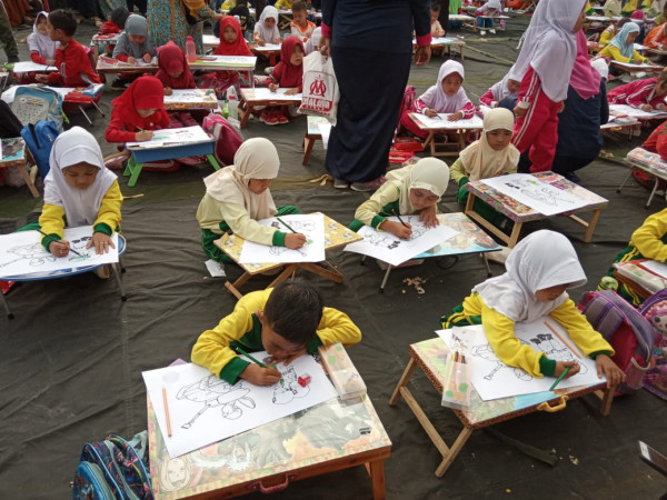 Anak-anak PAUD dan TK Taruna Cempaka Kampung KB Pulau Lawas Mengikuti Lomba Mewarnai dalam rangka HUT TNI