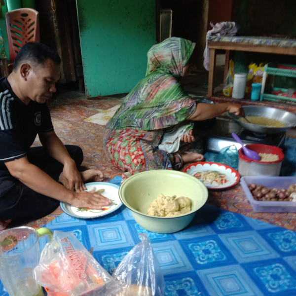Proses Pembuatan Kue Bawang Oleh Masyarakat Desa Pulau Lawas