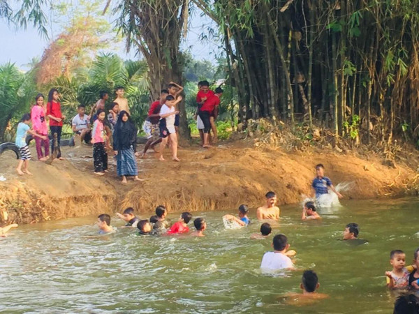 anak dan remaja mandi di tempat wisata batang mobau