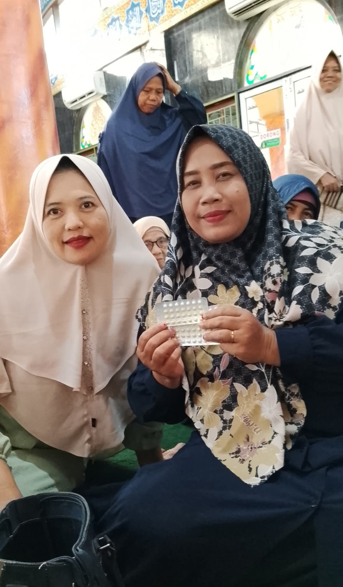 Pemberian alat kontrasepsi kepada ibu² PUS.