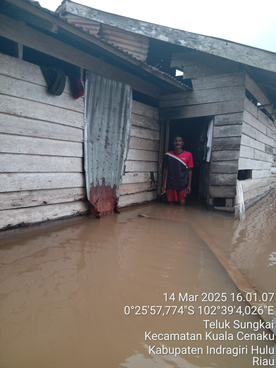 Melakukan pendataan korban bencana banjir