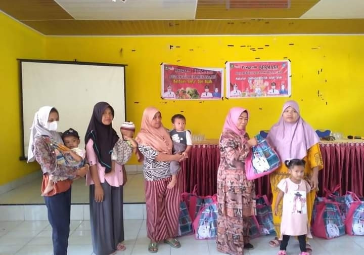 Pembagian makanan tambahan untuk anak ntunting dari kecamtan tahi solpan