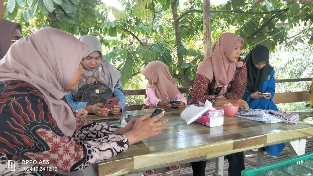 Makan bersama buk sekdes dan staf