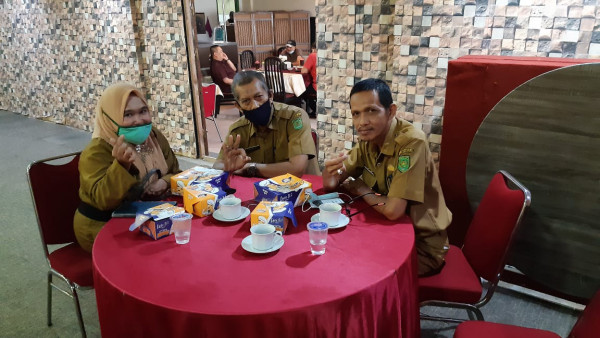 Pkb sungai dusun sdg melakukan koordinasi dg kabid kb dan pptk,ttg kegiatan kampung kb