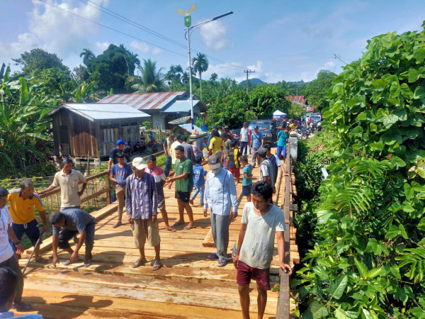 Gotong Royong Perbaikan Jembatan