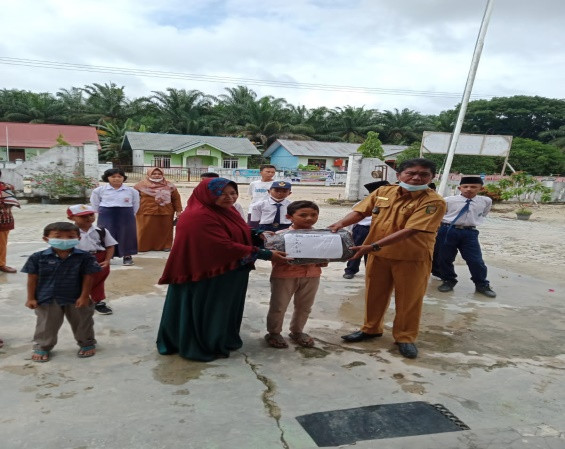 Pembagian Bantuan Peralatan Sekolah