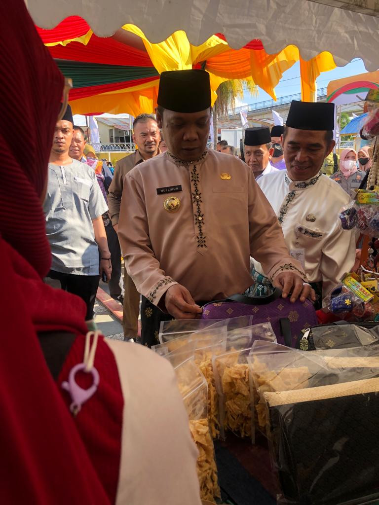 Walikota Pekanbaru berserta kepala dinas disdalduk Pekanbaru saat mengunjungi tempat wisata Kampung bandar kampung KB