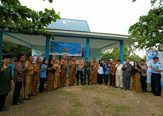 Foto bersama dengan walikota pekanbaru di depan balai sejahtera rumbai
