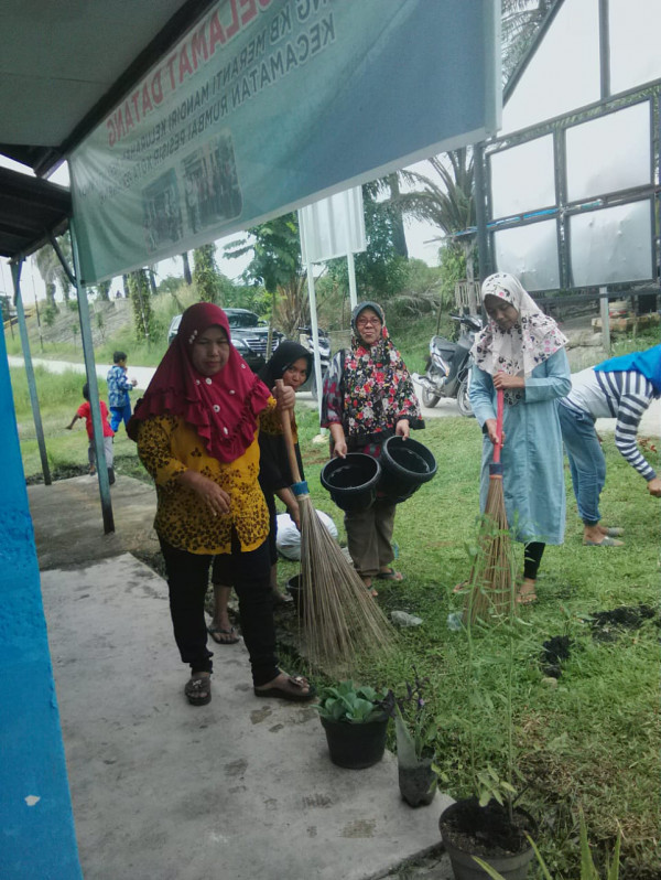 Gotong  Royong Bersama Kader Kampung KB Meranti Mandiri