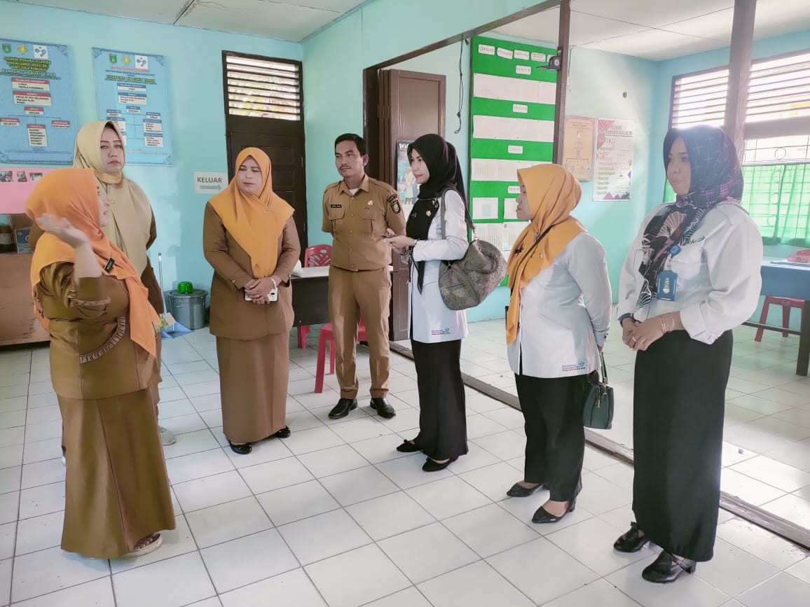 Ibu Ermayani Perwakilan BKKBN Riau berkunjung ke Pos Kampung KB Bukit Timah