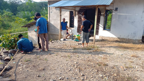 masyarakat sedang membenahi tempat ngambil air wudhuk