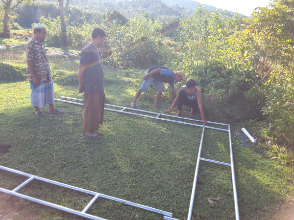 Masyarakat yang bergotong royong memasang gapura