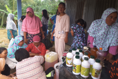 Bantuan POC (Pupuk Organik Cair) - Kampung KB Kencana Mas