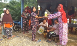 Penyerahan bantuan POC (Pupuk Organik Cair) - Kampung KB Kencana Mas